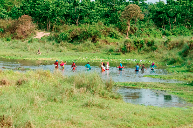 women-fishing-in-chitwan