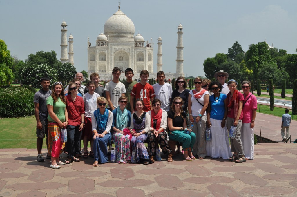 group-in-front-of-the-taj-mahal