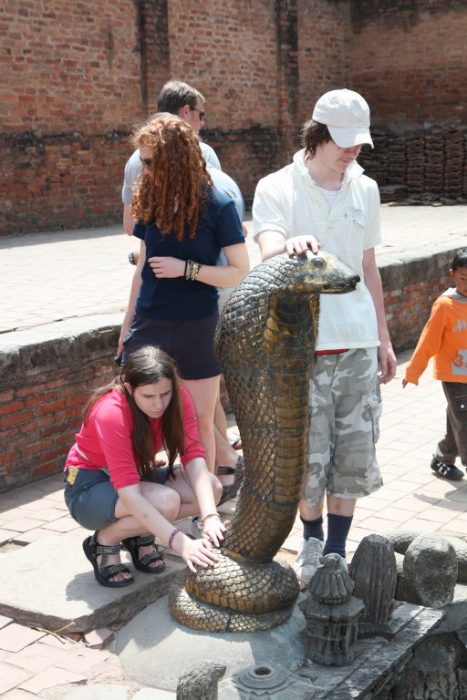 feeling-the-carvings-of-bhaktapur