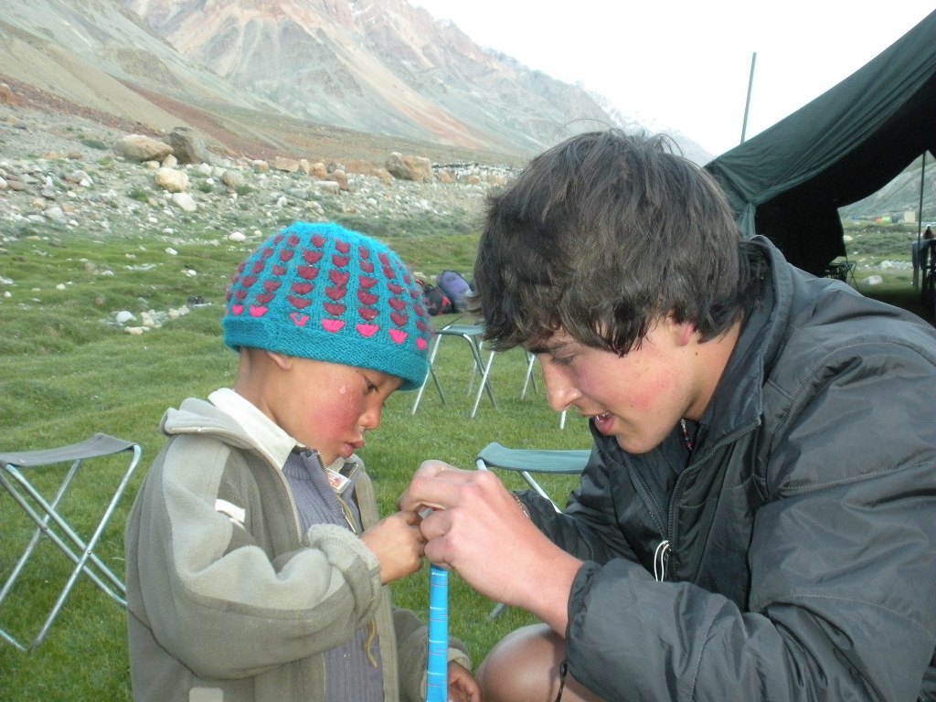 christian-helps-a-little-boy-with-his-balloon